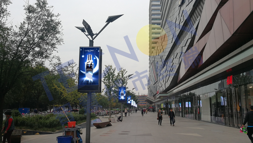 萬達(dá)廣場(chǎng)安裝的LED燈桿屏3.png